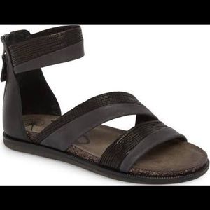 New in box OTBT souvenir black and gray shoes